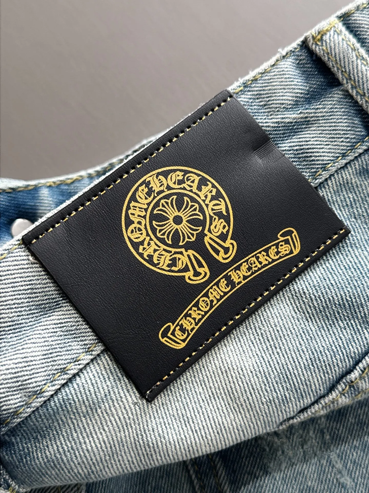 🅿️330 Croxin 2025 summer new jeans denim shorts, imported from Japan Denim plain cotton denim fabric woven and produced, complete with three standards, top stone washing process makes the texture reach the old taste of the 1980s, soft, delicate, comfortable and breathable, the color has a modern and fashionable vicissitudes, the upper body is versatile and fashionable! Light luxury, a must-have item for daily commuting! Code number: 28-40 (please state your height and weight when placing an order)